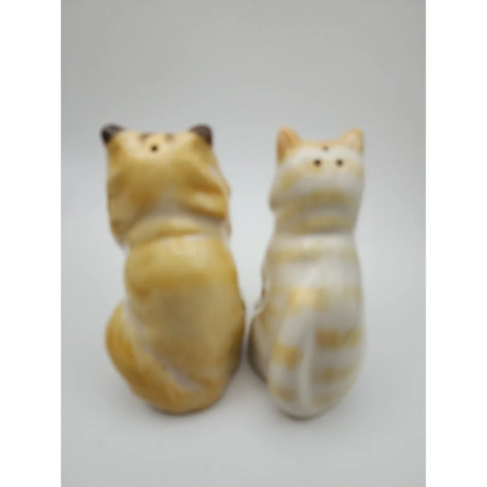 Novelty Cat Salt and Pepper Set. Made In Taiwan. Vintage Style Cat Decor